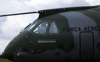 Aeronave da FAB que resgatou brasileiros deixa a Polônia