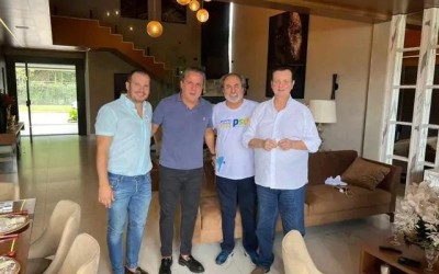 Ayache diz que não é vice, mas almoça com presidente do PSD 