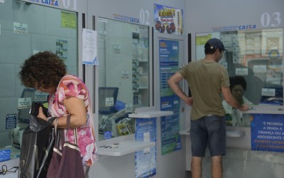 Trabalhadores poderão sacar até R$ 1 mil de contas do FGTS