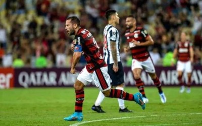 Jogando em casa, Flamengo vence o Talleres por 3 a 1 