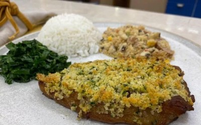 Bisteca grelhada em crosta de alho e parmesão