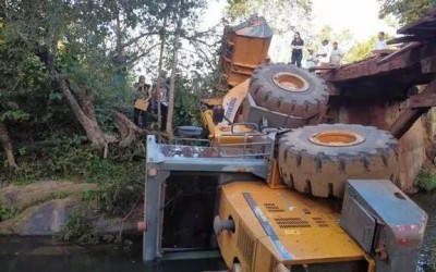 Trator cai de ponte e mata operador de máquinas esmagado 