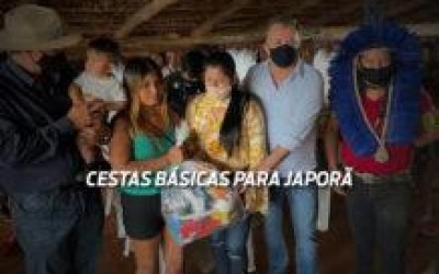 Vander entrega cestas básicas para indígenas de Japorã