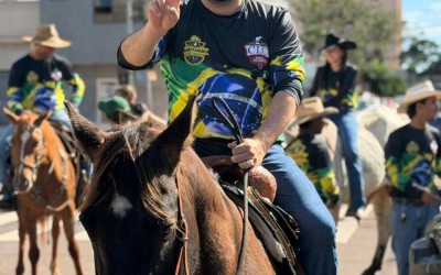 Marcio Fernandes homenageia organizadores do Brasileirão de Laço Comprido em MS