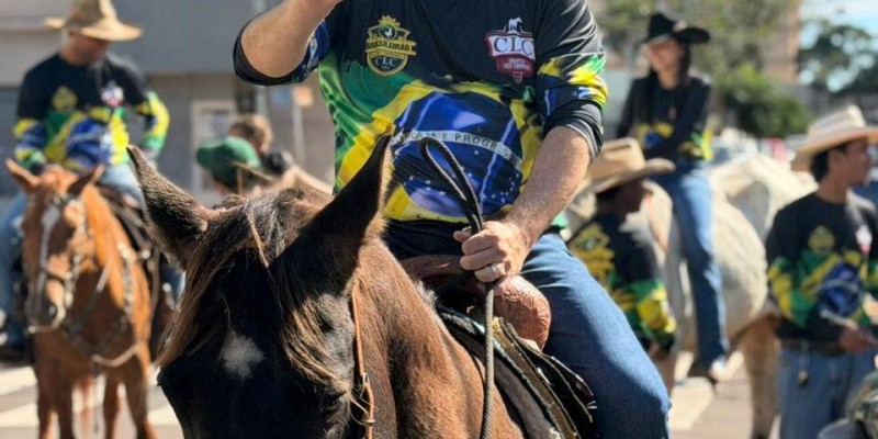 Marcio Fernandes homenageia organizadores do Brasileirão de Laço Comprido em MS