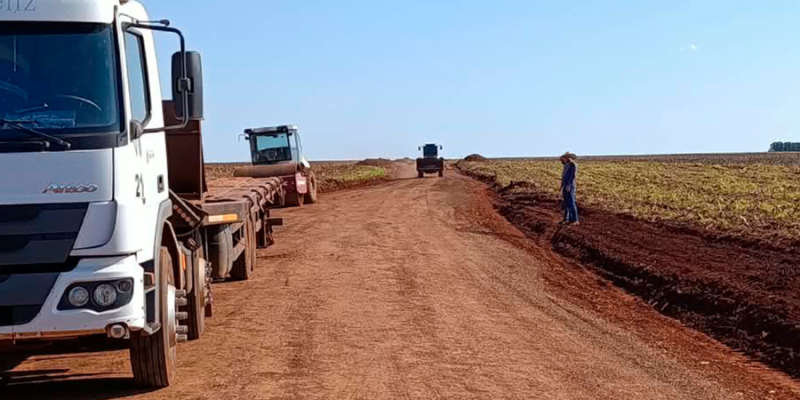 Estrada rural recebe serviços de cascalhamento