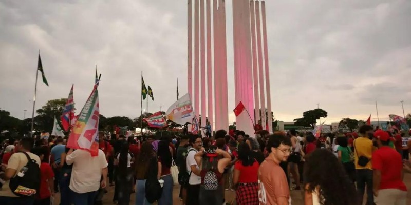 Sob chuva, estudantes da UFMS fazem ato pelo fim da escala 6x1.