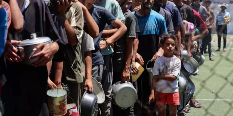 Pelo menos 73 palestinos morrem após ataque em ponto de distribuição de alimentos na Faixa de Gaza