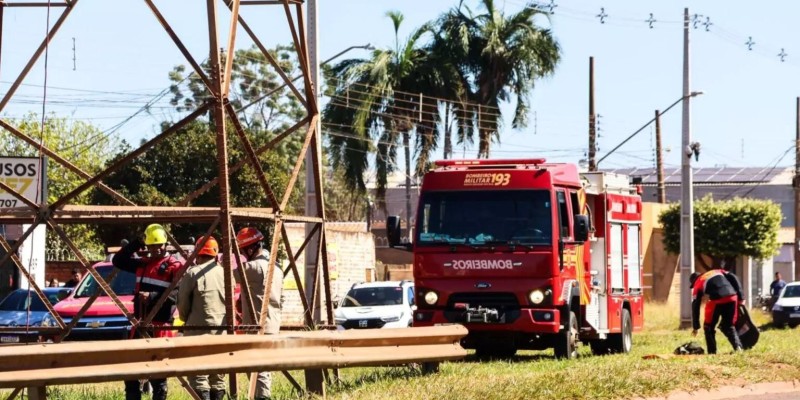 Bombeiros resgatam homem que subiu em torre de energia na Avenida Guaicurus