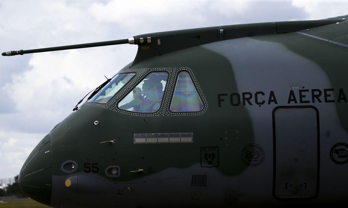 Aeronave da FAB que resgatou brasileiros deixa a Polônia Aeronave da FAB que resgatou brasileiros deixa a Polônia