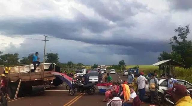 Protestos avançam e bloqueiam 70 pontos no Paraguai  Protestos avançam e bloqueiam 70 pontos no Paraguai