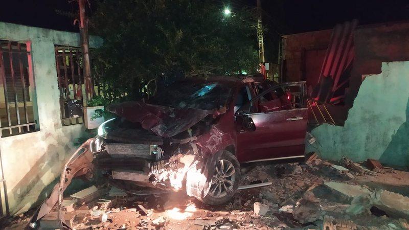 Após perseguição que acabou com muro derrubado, polícia encontra R$ 16 mil com motorista bêbado Após perseguição que acabou com muro derrubado, polícia encontra R$ 16 mil com motorista bêbado