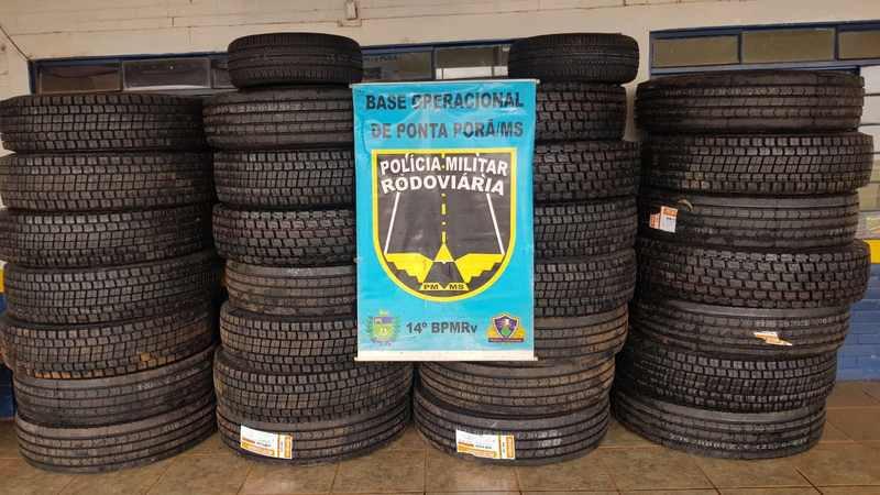 Cargas com contrabando de pneus e cigarros avaliadas em quase R$ 50 mil são apreendidas na fronteira Cargas com contrabando de pneus e cigarros avaliadas em quase R$ 50 mil são apreendidas na fronteira