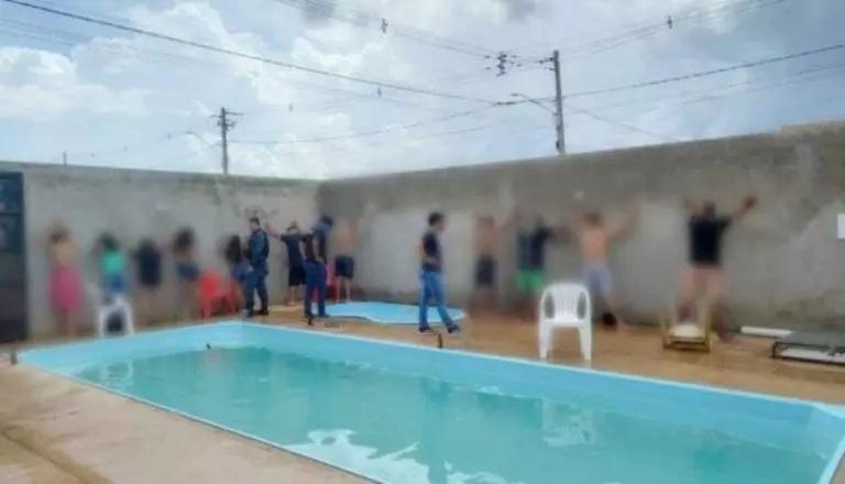 Festa termina com 11 presos em cidade de MS após adolescente entrar em coma alcoólico Festa termina com 11 presos em cidade de MS após adolescente entrar em coma alcoólico
