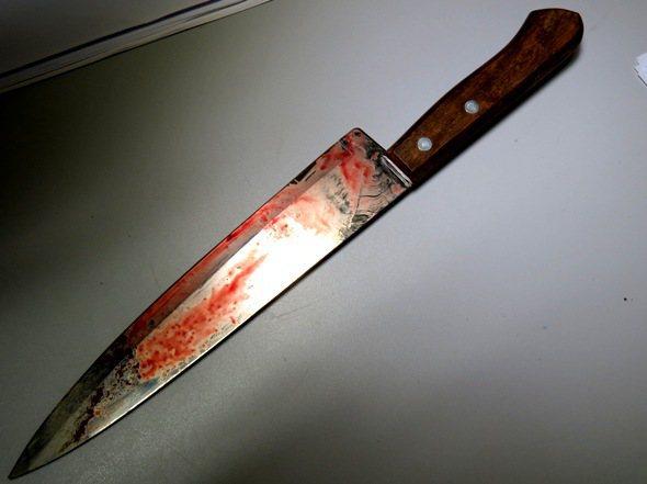 Homem é esfaqueado por esposa e ao fugir cai em frente a viatura da PM Homem é esfaqueado por esposa e ao fugir cai em frente a viatura da PM