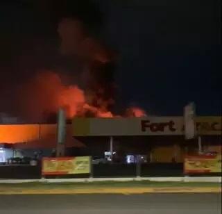 Incêndio atinge loja do Fort Atacadista  Incêndio atinge loja do Fort Atacadista