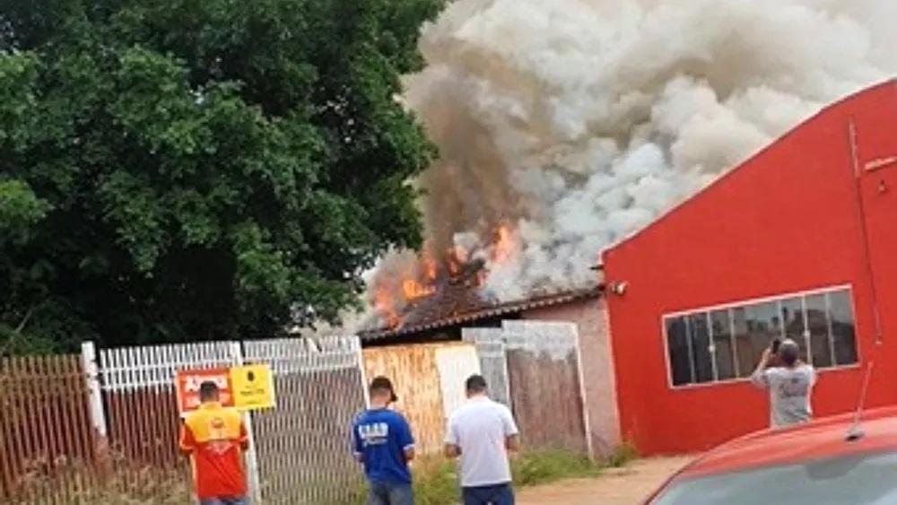 Incêndio destrói imóvel no centro de Campo Grande e seis mil litros de água são necessários para conter as chamas Incêndio destrói imóvel no centro de Campo Grande e seis mil litros de água são necessários para conter as chamas