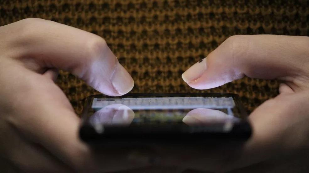 Instruída a fazer "varredura" em app, mulher cai em golpe e perde R$ 9 mi  Instruída a fazer