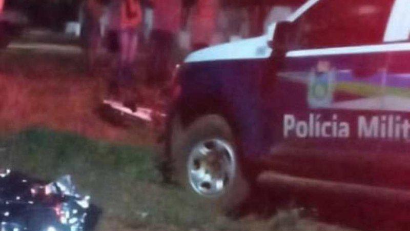 Irmãos fogem em carro após matarem idoso de 63 anos com tiros e pauladas na cabeça Irmãos fogem em carro após matarem idoso de 63 anos com tiros e pauladas na cabeça