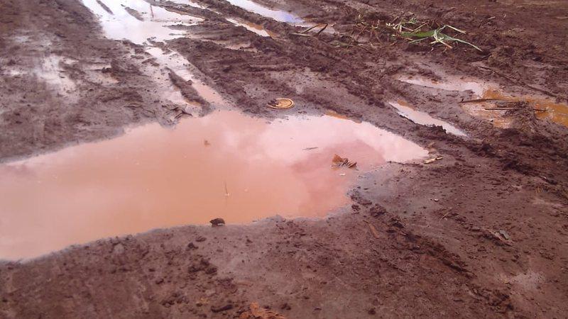 Moradores reclamam de lamaçal no acampamento Jatobá e prefeitura explica que área é da União Moradores reclamam de lamaçal no acampamento Jatobá e prefeitura explica que área é da União