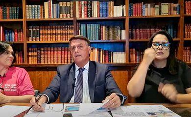 Presidente diz que "bota a cara no fogo" por ministro da Educação Presidente diz que