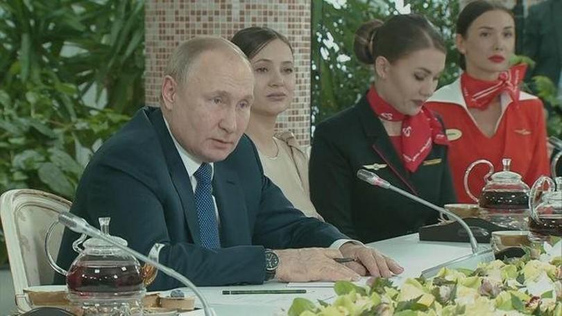 Putin diz que sanções ocidentais são semelhantes a declaração de guerra Putin diz que sanções ocidentais são semelhantes a declaração de guerra