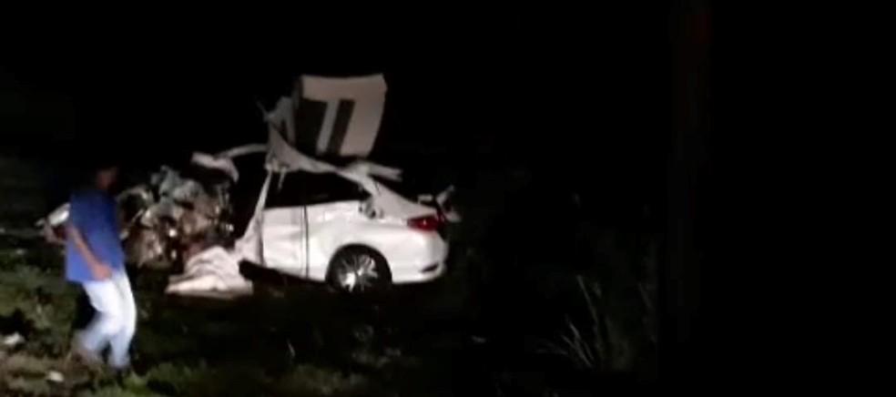 Viajando sozinho, jovem morre ao colidir veículo contra carreta na BR-163 Viajando sozinho, jovem morre ao colidir veículo contra carreta na BR-163