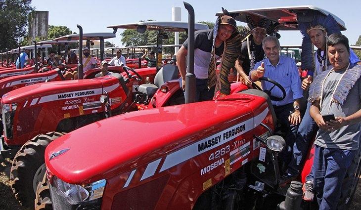 Com Mapa e bancada federal, Governo do Estado entrega 3,8 mil máquinas agrícolas para 79 municípios Com Mapa e bancada federal, Governo do Estado entrega 3,8 mil máquinas agrícolas para 79 municípios