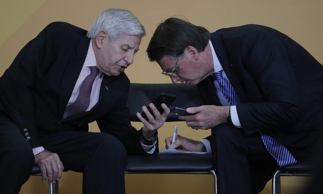 Decisão sobre indulto de Bolsonaro a Daniel Silveira envolveu núcleo militar e líderes do Centrão Decisão sobre indulto de Bolsonaro a Daniel Silveira envolveu núcleo militar e líderes do Centrão
