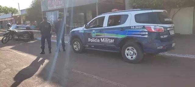 Mulher é assassinada com dois tiros no peito enquanto bebia em praça - Mulher é assassinada com dois tiros no peito enquanto bebia em praça -