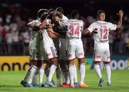 São Paulo goleia Athletico-PR e assume liderança do Campeonato Brasileiro  São Paulo goleia Athletico-PR e assume liderança do Campeonato Brasileiro