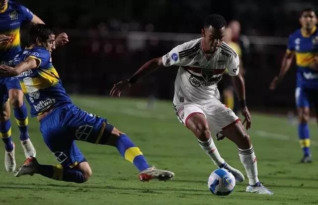 São Paulo vence Everton do Chile por 2 a 0 e assume liderança do grupo D  São Paulo vence Everton do Chile por 2 a 0 e assume liderança do grupo D