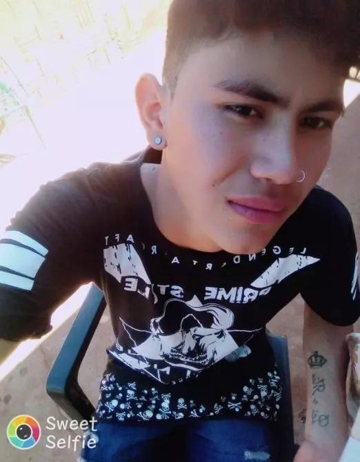 Sem acreditar, amigos e familiares se despedem de jovem assassinado a tiros em bar Sem acreditar, amigos e familiares se despedem de jovem assassinado a tiros em bar
