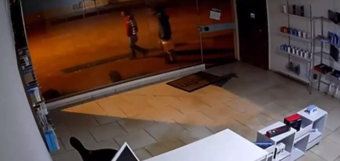 Vídeo mostra criminosos tentando incendiar loja em cidade de MS Vídeo mostra criminosos tentando incendiar loja em cidade de MS