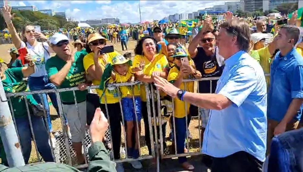 Bolsonaro vai a manifestação pró-governo em Brasília, acena, mas não discursa Bolsonaro vai a manifestação pró-governo em Brasília, acena, mas não discursa