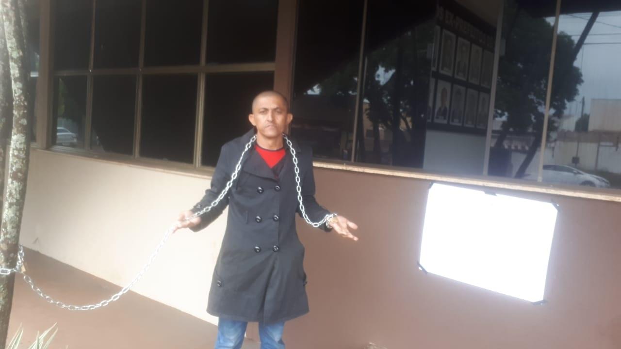Morador se acorrenta a prédio público e diz que só sai se falar com prefeita  Morador se acorrenta a prédio público e diz que só sai se falar com prefeita