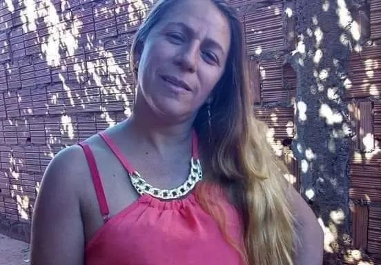 Mulher foi assassinada com 22 facadas na frente de enteado em Campo Grande Mulher foi assassinada com 22 facadas na frente de enteado em Campo Grande