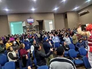Professores protestam em vão contra redução de R$ 737 do salário dos temporários  Professores protestam em vão contra redução de R$ 737 do salário dos temporários