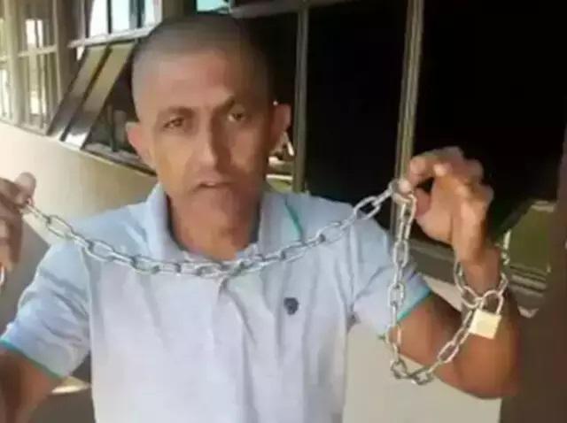 Acorrentado na frente da prefeitura, cidadão exige reunião com VANDA CAMILO Acorrentado na frente da prefeitura, cidadão exige reunião com VANDA CAMILO