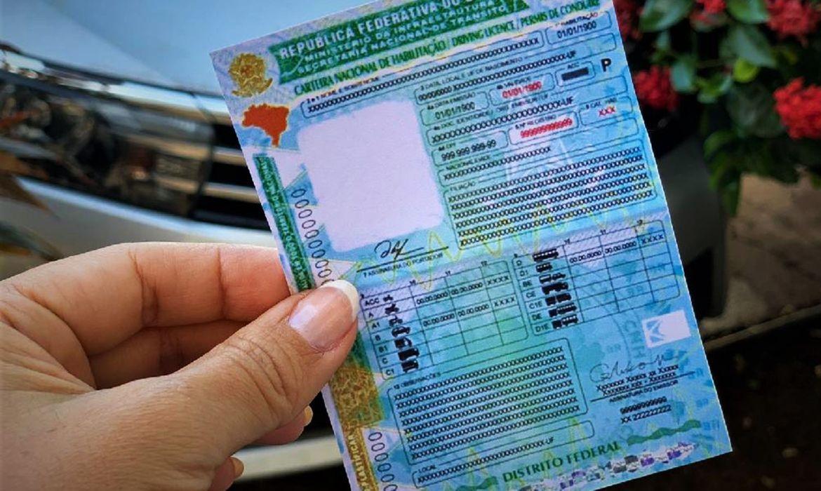 Carteira Nacional de Habilitação tem novo modelo a partir de hoje Carteira Nacional de Habilitação tem novo modelo a partir de hoje