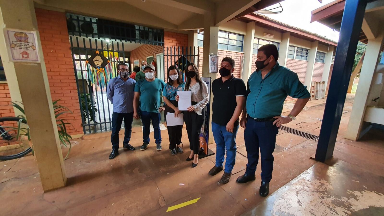 Durante reforma, deputada solicita tenda para abrigar alunos de escola de Selvíria Durante reforma, deputada solicita tenda para abrigar alunos de escola de Selvíria