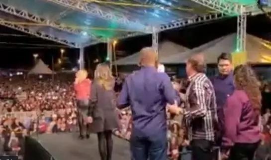 Prefeita Vanda Camilo (PP) de é vaiada no show do Raça Negra após querer alterar salário dos professores em MS Prefeita Vanda Camilo (PP) de é vaiada no show do Raça Negra após querer alterar salário dos professores em MS