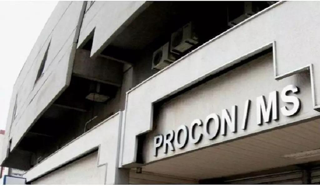 Procon autua bancos por demora no atendimento e larva em bebedouro  Procon autua bancos por demora no atendimento e larva em bebedouro