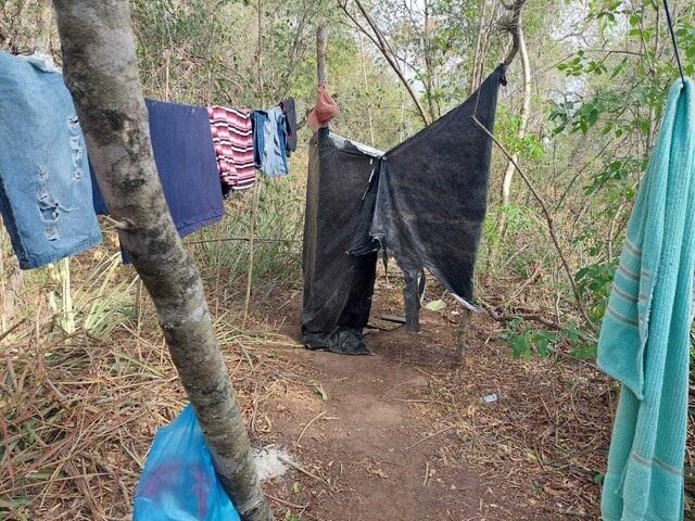 No mato sem água, luz ou banheiro trabalhadores são resgatados em fazenda  No mato sem água, luz ou banheiro trabalhadores são resgatados em fazenda