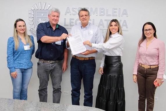 Cris Fiúza articula convênio com dep. Paulo Corrêa no valor de 560.000,00 para o hospital beneficente Dona Elmiria Silvério Barbosa. Cris Fiúza articula convênio com dep. Paulo Corrêa no valor de 560.000,00 para o hospital beneficente Dona Elmiria Silvério Barbosa.