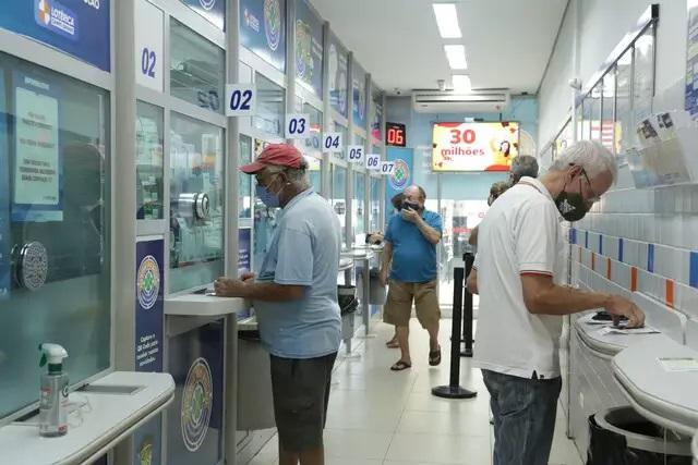 Aposta do RJ fatura R$ 13 milhões na Mega e 85 de MS levam R$ 821 na quadra  Aposta do RJ fatura R$ 13 milhões na Mega e 85 de MS levam R$ 821 na quadra