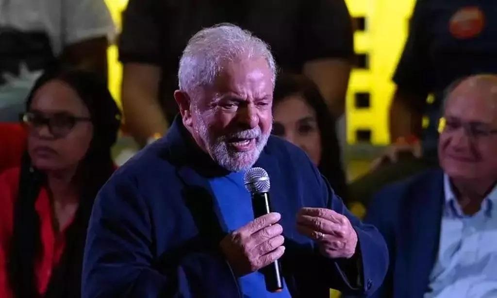 Bomba com fezes explode em evento de Lula no Rio de Janeiro Bomba com fezes explode em evento de Lula no Rio de Janeiro