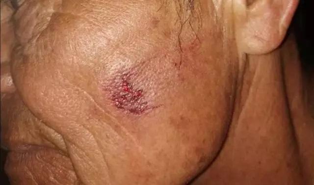 Cacique de aldeia tem casa depredada e familiares agredidos por 45 homens  Cacique de aldeia tem casa depredada e familiares agredidos por 45 homens