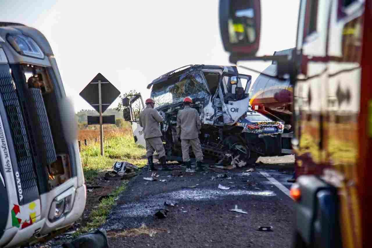 Condutor de Audi dorme ao volante e causa colisão com dois caminhões no anel rodoviário de Campo Grande e Sidrolândia. Condutor de Audi dorme ao volante e causa colisão com dois caminhões no anel rodoviário de Campo Grande e Sidrolândia.
