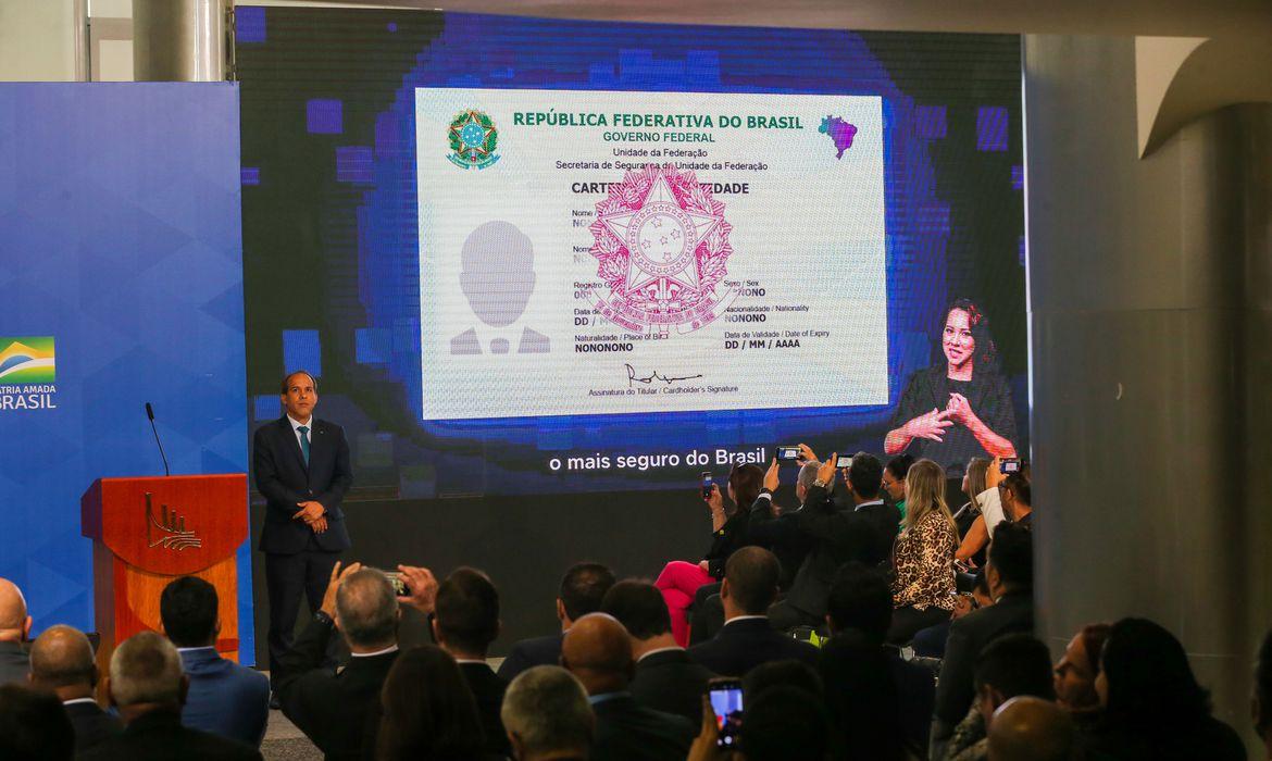 Governo entrega primeiras carteiras de identidade nacional Governo entrega primeiras carteiras de identidade nacional